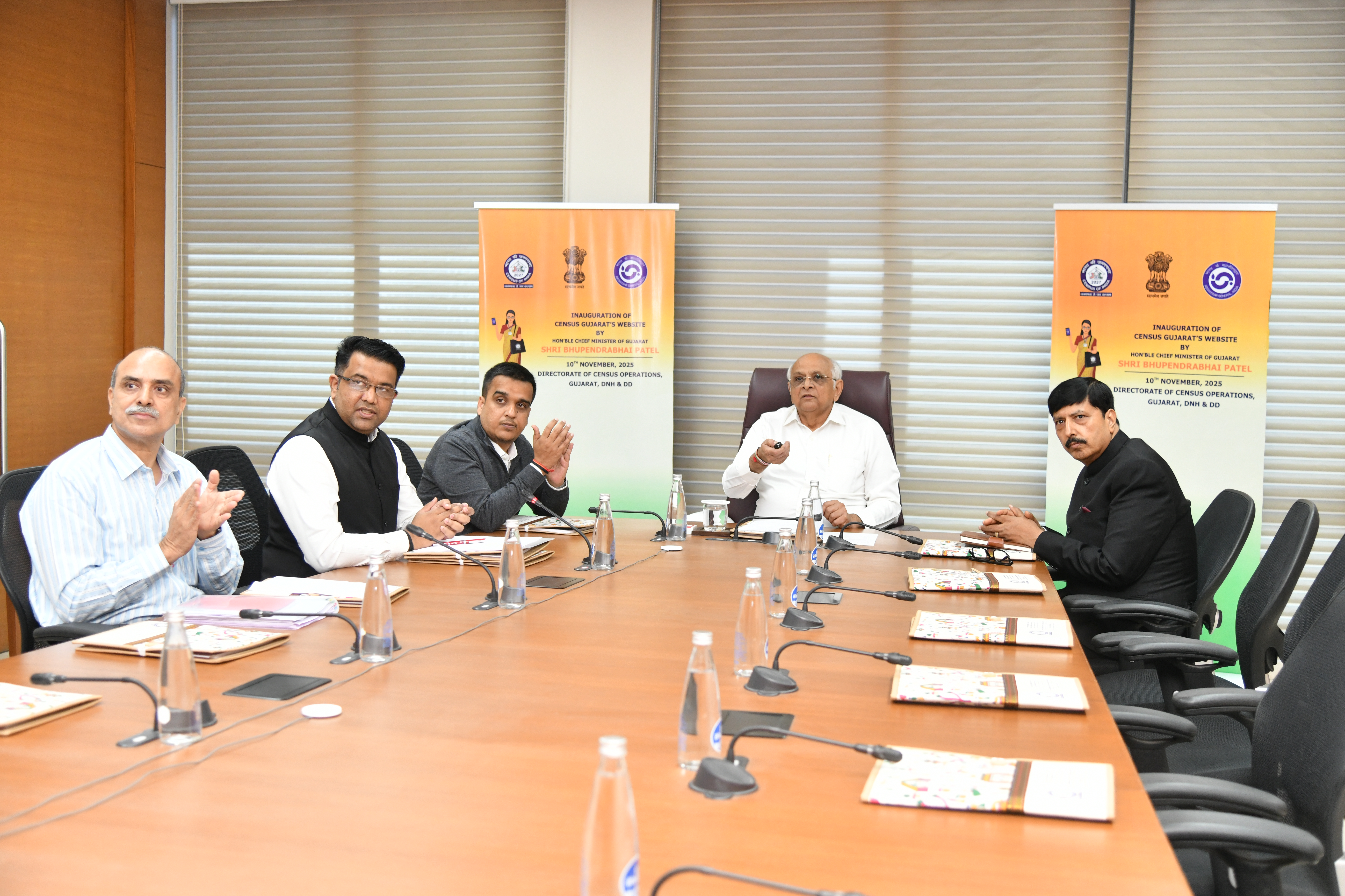 मुख्यमंत्री जनगणना गुजरात की नई वेबसाइट लॉन्च करते हुए