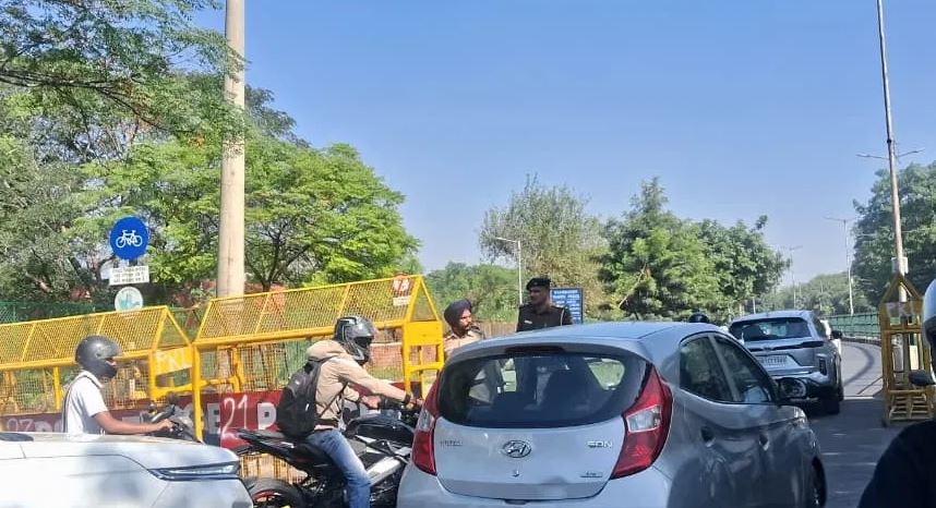 पंजाब विवि की तरफ जाने वाले वाहनाें की जांच करती पुलिस