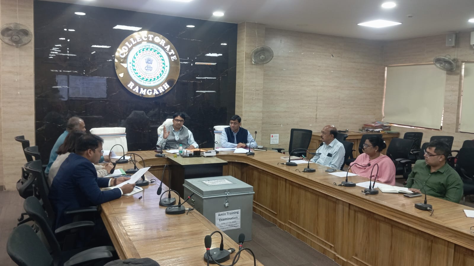 बैठक में शामिल अधिकारी बैठक में शामिल अधिकारी