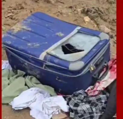 पुलिस द्वारा बरामद सूटकेस