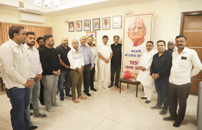 राष्ट्रऋषि दत्तोपंत ठेंगड़ी जी को श्रद्धासुमन अर्पित करते प्रवीण खंडेलवाल राष्ट्रऋषि दत्तोपंत ठेंगड़ी जी को श्रद्धासुमन अर्पित करते प्रवीण खंडेलवाल