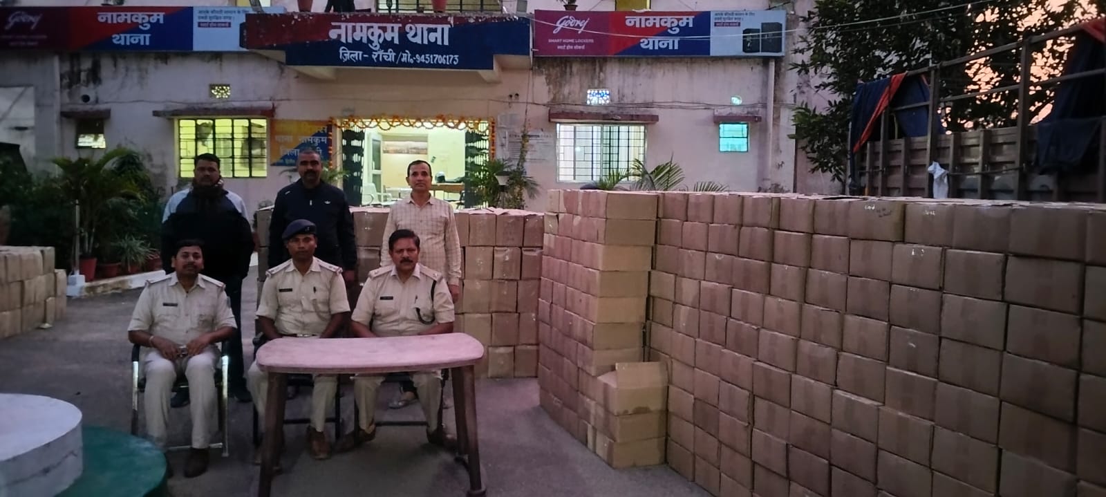 जानकारी देते पुलिस पदाधिकारी जानकारी देते पुलिस पदाधिकारी