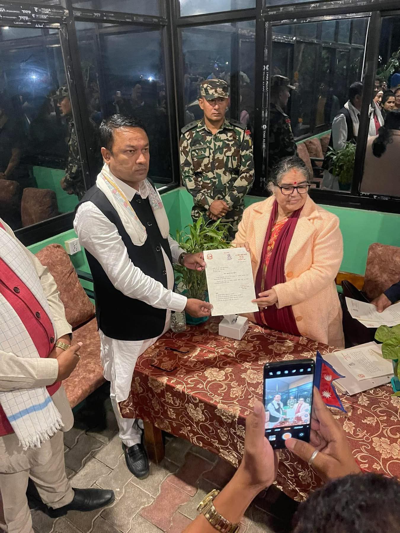 होटल में मुख्यमंत्री की नियुक्ति और शपथग्रहण