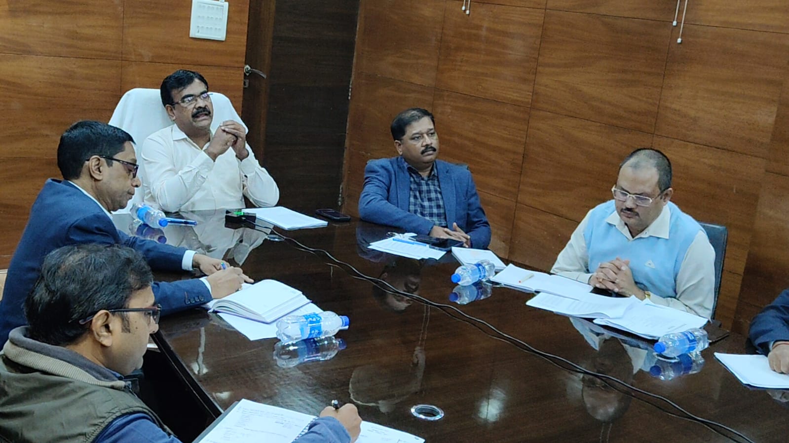 बैठक की तस्वीर बैठक की तस्वीर