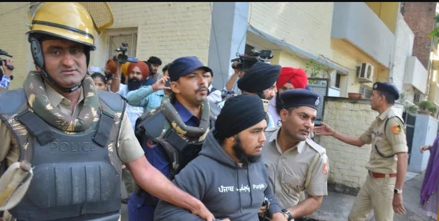 पंजाब विवि में बाहरी छात काे हिरासत में लेती पुलिस
