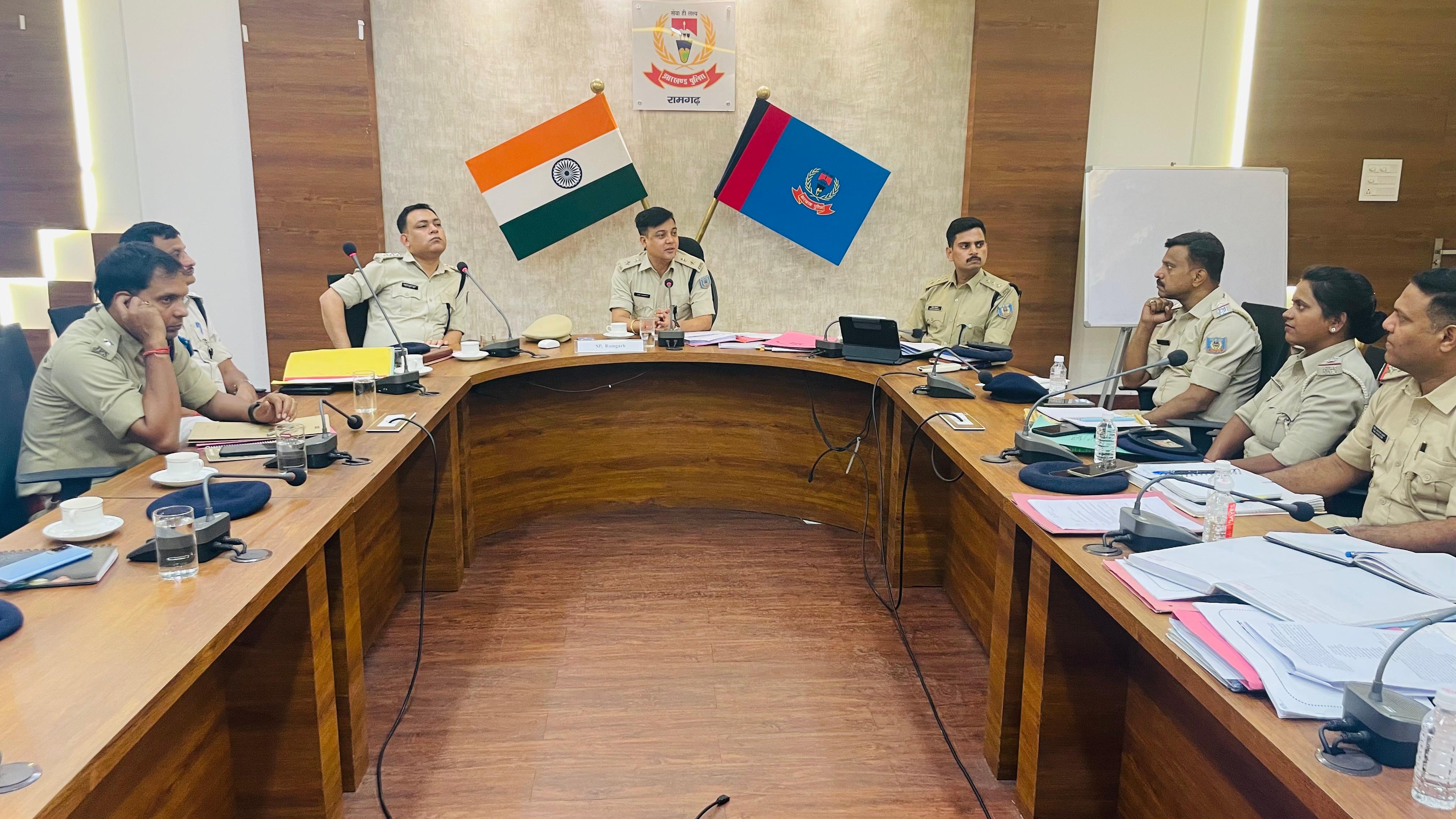 बैठक में शामिल अधिकारी बैठक में शामिल अधिकारी