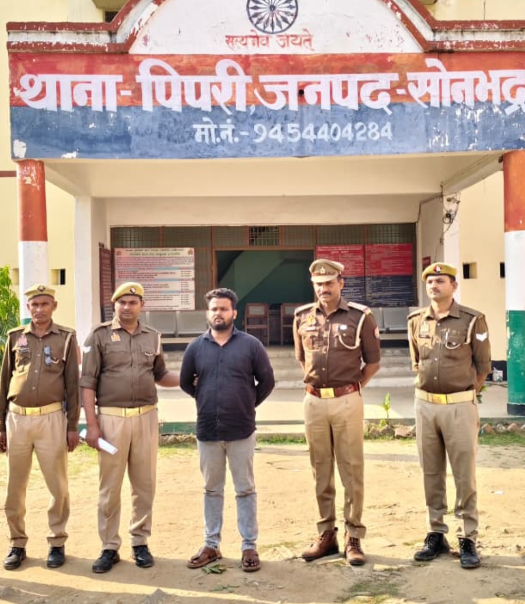 गिरफ्तार तस्कर के साथ पुलिस टीम गिरफ्तार तस्कर के साथ पुलिस टीम