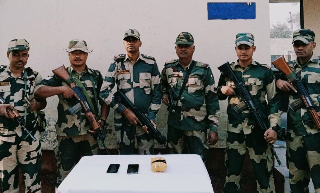 बीएसएफ के जवान बरामद हेराेइन व माेबाइल के साथ