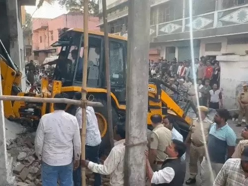 छत डालते समय दुकान ढ़ही: मलवे में दुकान मालिक समेंत दो मजदूर दबे