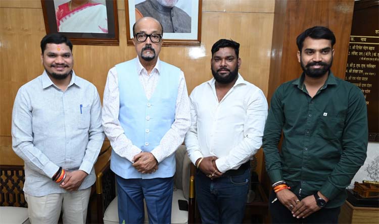 राज्यपाल रमेन डेका से भारोत्तोलन संघ के अध्यक्ष ने मुलाकात की