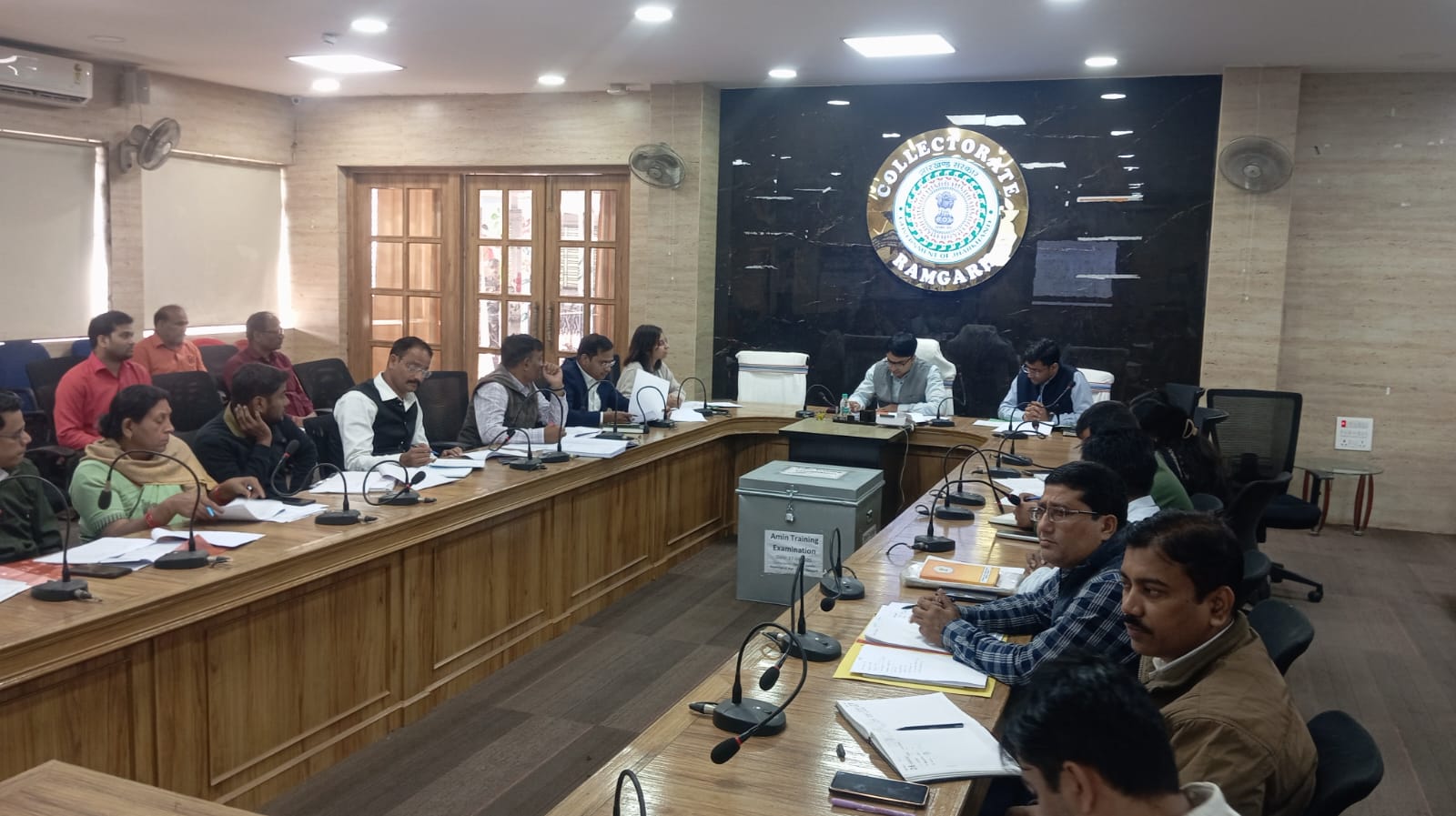 बैठक में शामिल अधिकारी बैठक में शामिल अधिकारी