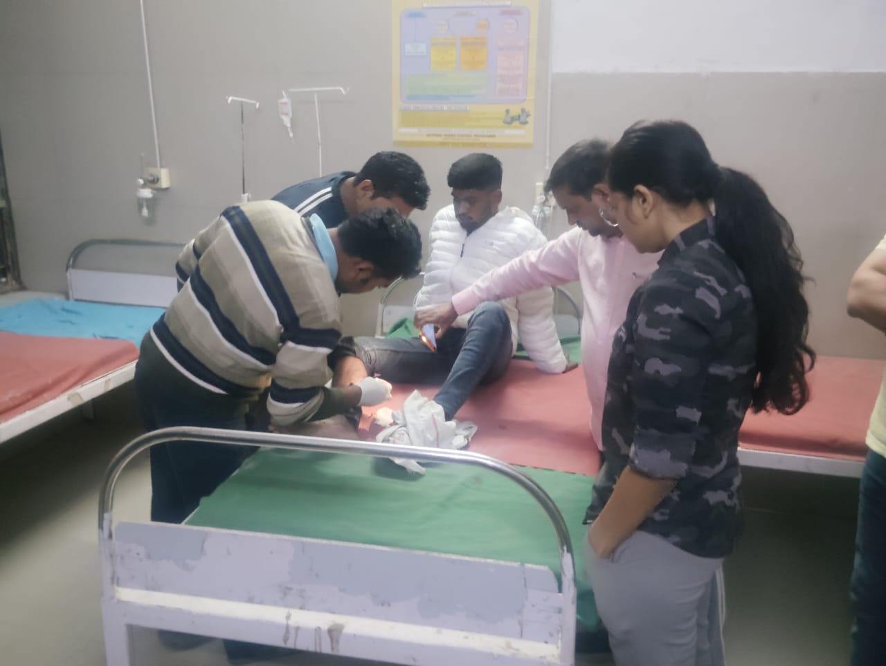 घायल आरोपित पुलिस अभिरक्षा में इलाज करवाते हुए