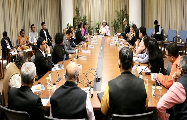 अर्थशास्त्रियों के साथ पहली बजट-पूर्व परामर्श बैठक करते निर्मला सीतारमण