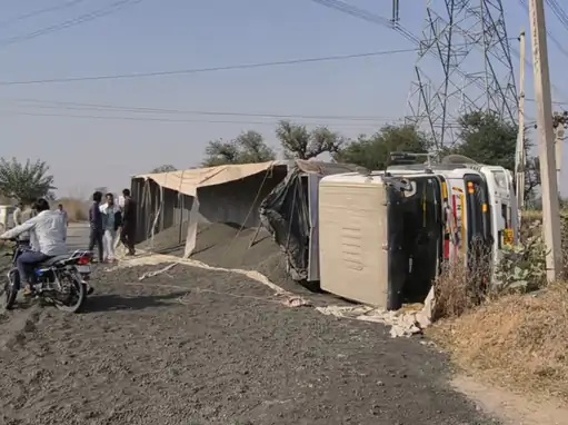 ट्रोला पटाने से दो घायल