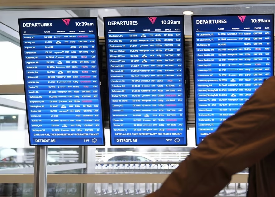 डेट्रॉइट मेट्रोपॉलिटन हवाई अड्डे पर एक यात्री बोर्ड देखता हुआ। फोटो- इंटरनेट मीडिया डेट्रॉइट मेट्रोपॉलिटन हवाई अड्डे पर एक यात्री बोर्ड देखता हुआ। फोटो- इंटरनेट मीडिया