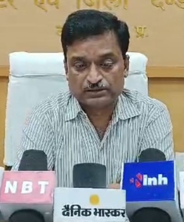 जिला निर्वाचन अधिकारी ने लापरवाही बरतने पर बी एल ओ को किया निलंबित