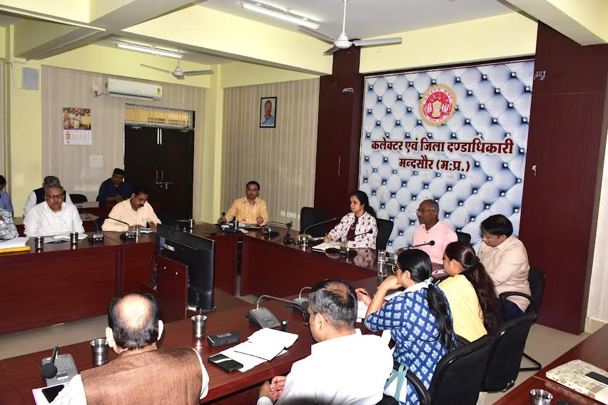 सड़क सुरक्षा के कार्य समय-सीमा में पूर्ण करें — कलेक्टर श्रीमती अदिती गर्ग