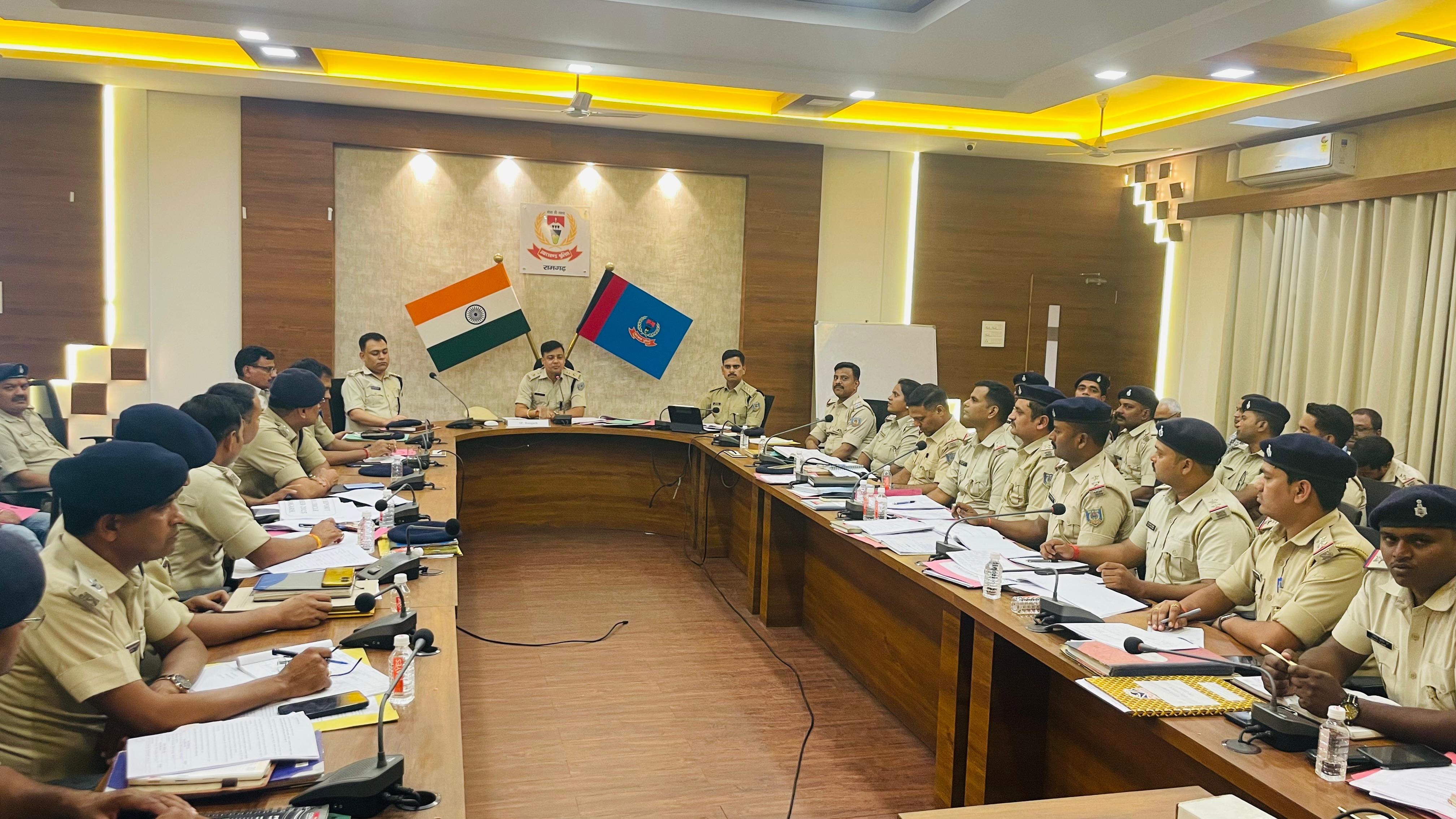 बैठक में शामिल अधिकारी बैठक में शामिल अधिकारी