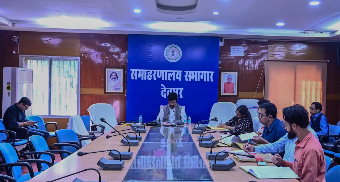 बैठक में उपायुक्‍त प्रियेश लकडा समेत अन्‍य