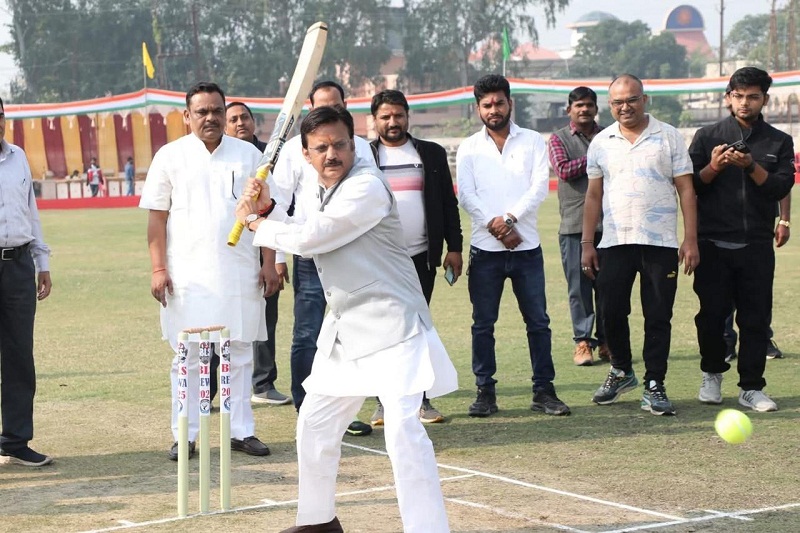 स्वर्गीय भैयालाल शुक्ल स्मृति टेनिस बाल क्रिकेट प्रतियोगिता का शुभारंभ