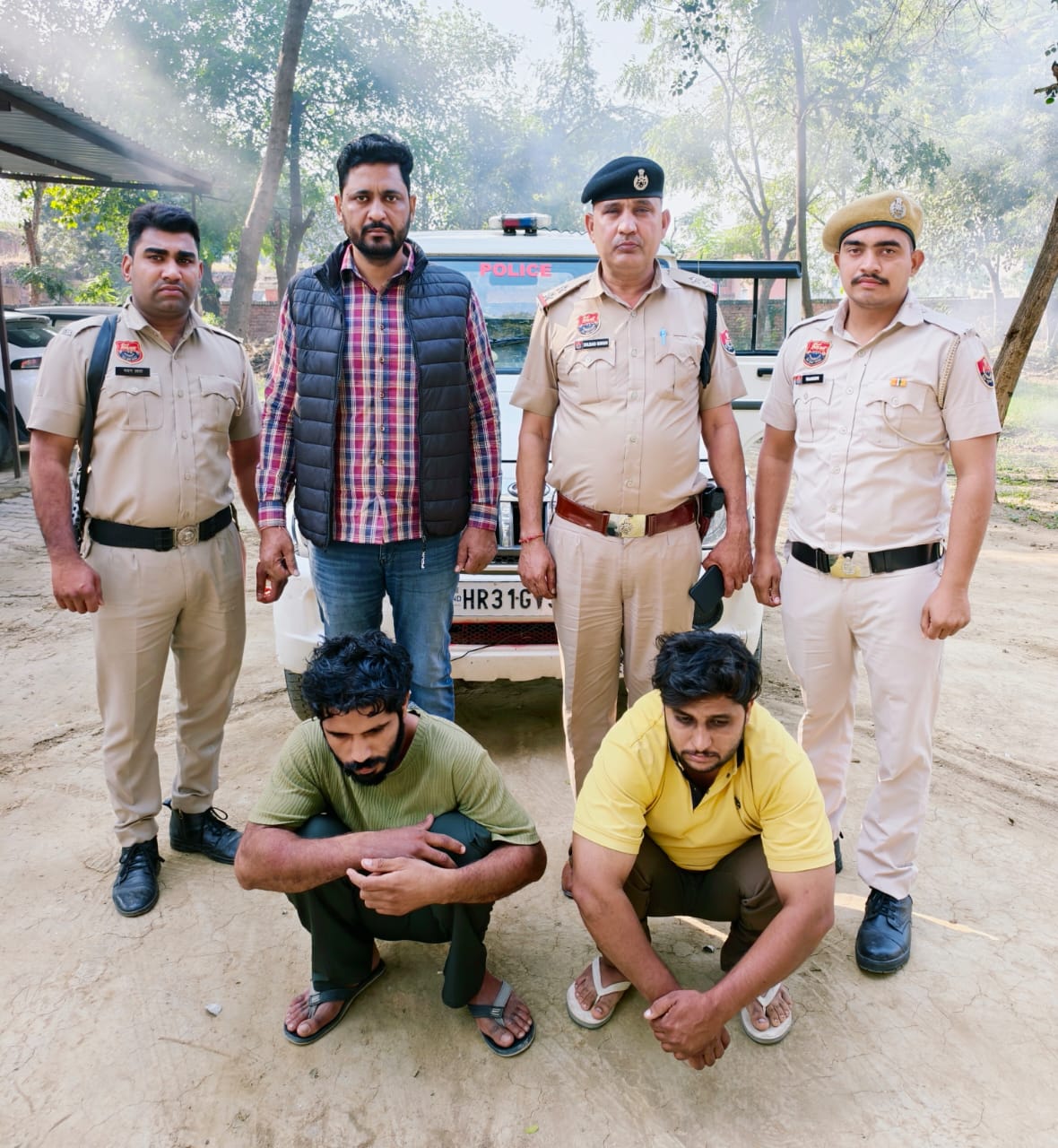 पुलिस गिरफ्त में हत्यारोपित।