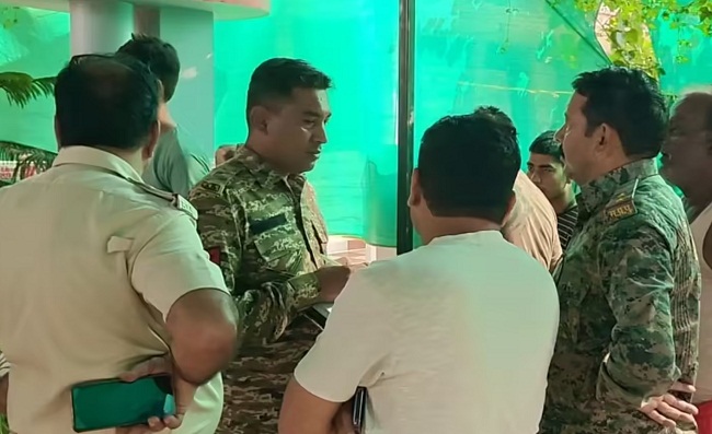 घटना के बाद जांच करती हुई पुलिस घटना के बाद जांच करती हुई पुलिस