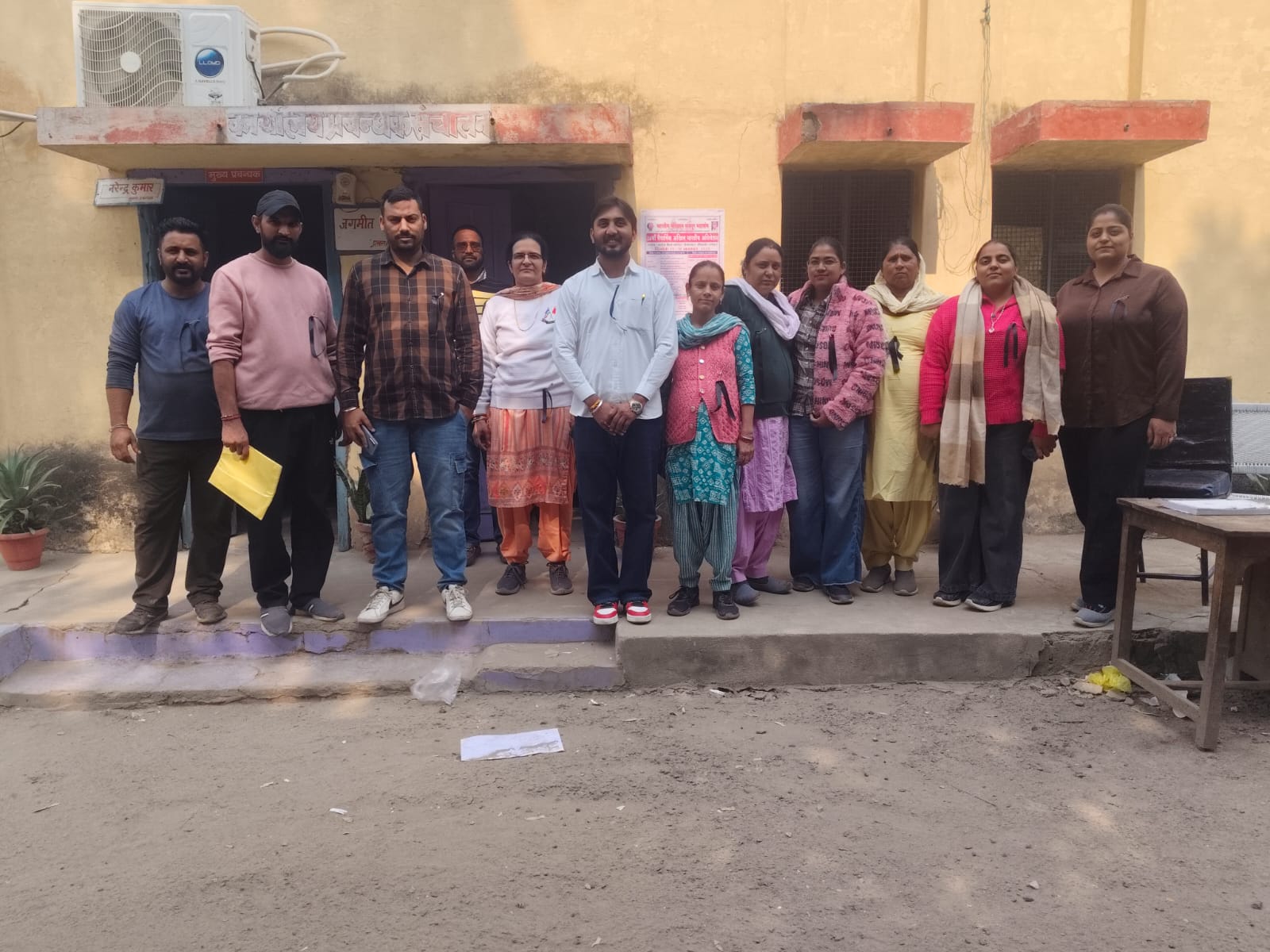 आक्रोशित कार्मिकों एवं अधिकारियों ने किया काली पट्टी बांधकर विरोध - प्रदर्शन