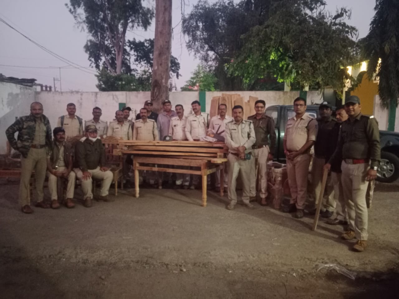 Seoni: Forest department raids, illegal teak wood seized