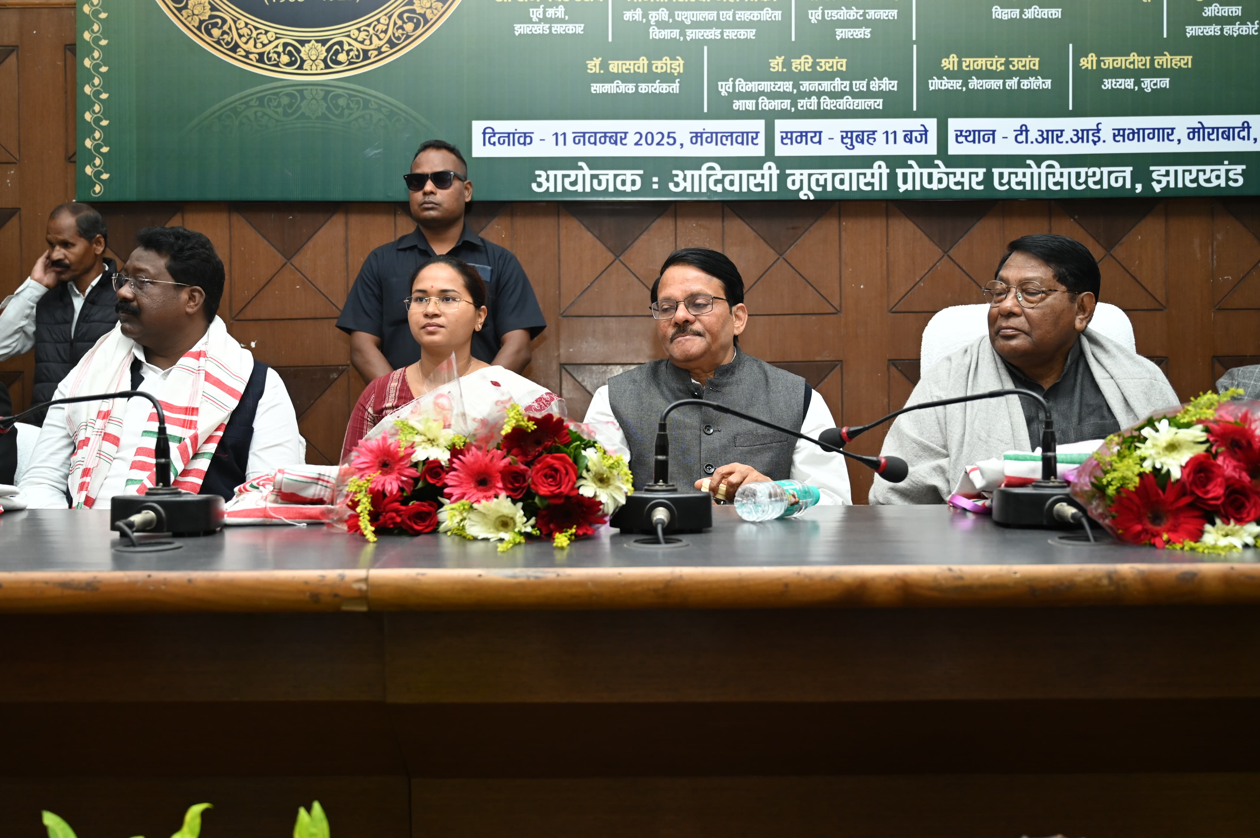 कार्याशाला में मौजूद मंत्री समेत अन्य की तस्वीर कार्याशाला में मौजूद मंत्री समेत अन्य की तस्वीर