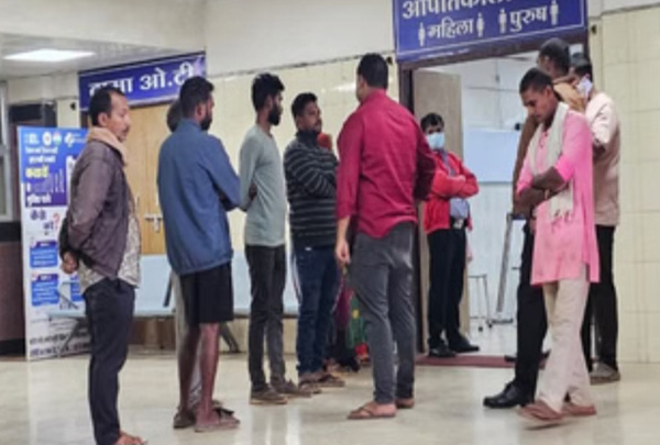 स्कूटी सवार घायलाें के परिजन