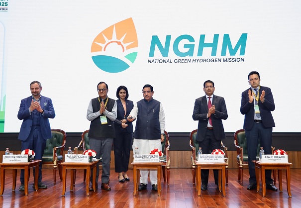 भारत मंडपम में हरित हाइड्रोजन 2025 पर तीसरे अंतरराष्ट्रीय सम्मेलन को संबोधित करते प्रल्हाद जोशी भारत मंडपम में हरित हाइड्रोजन 2025 पर तीसरे अंतरराष्ट्रीय सम्मेलन को संबोधित करते प्रल्हाद जोशी