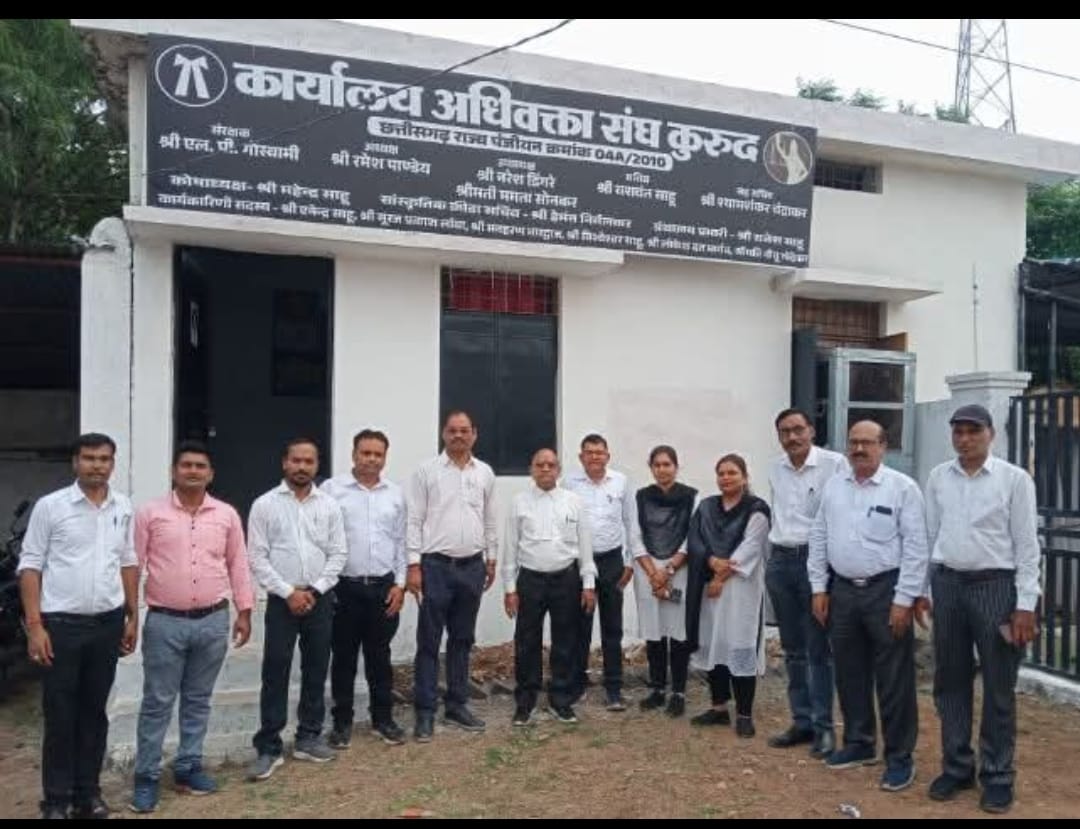 विरोध प्रदर्शन करते हुए कुरुद अधिवक्ता संघ के सदस्य।