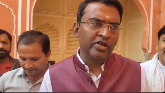 एमपी के मंत्री दिलीप अहिरवार ने किया हवामहल और जंतर मंतर का भ्रमण एमपी के मंत्री दिलीप अहिरवार ने किया हवामहल और जंतर मंतर का भ्रमण