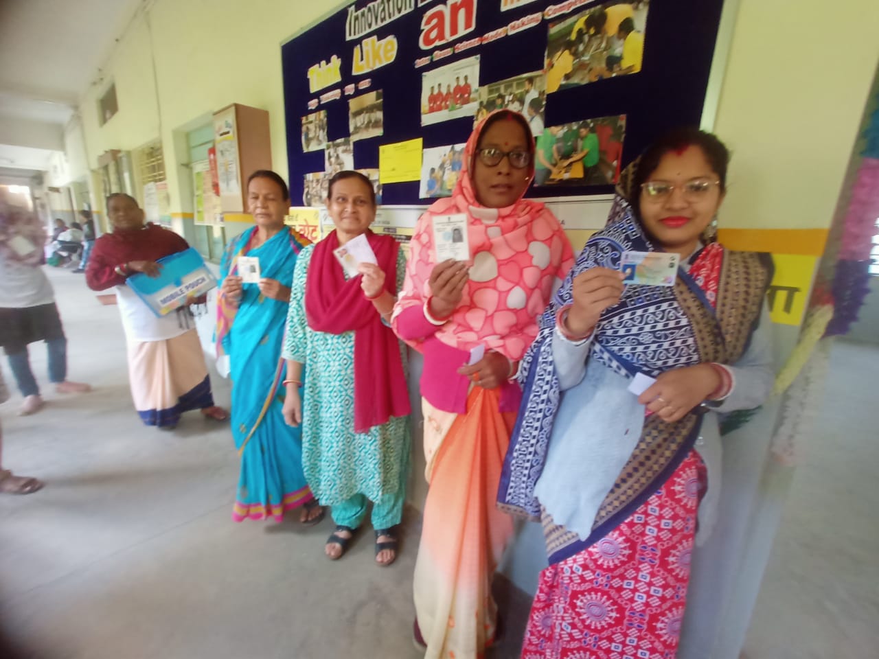 मतदाता वोट करते हुए मतदाता वोट करते हुए