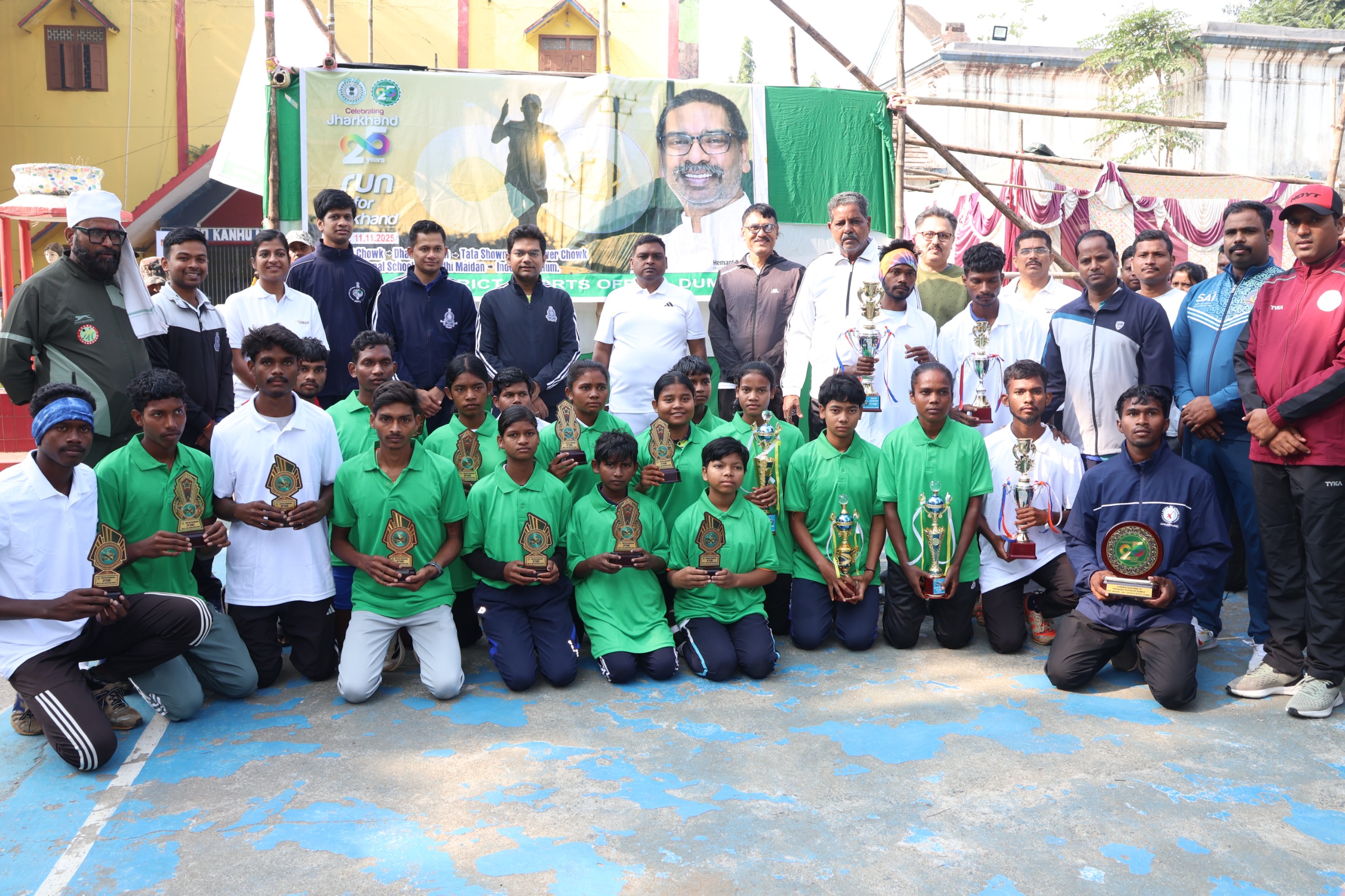 प्रतिभागियों को सम्मानित करते डीसी प्रतिभागियों को सम्मानित करते डीसी