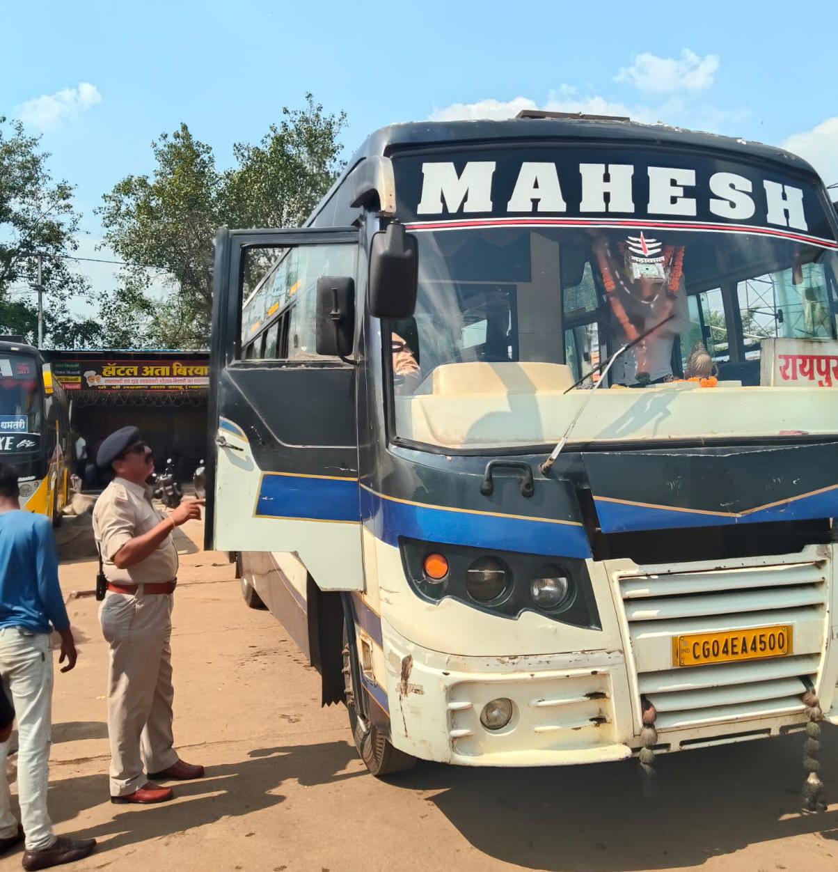 बस में सुरक्षा व्यवस्था की जांच करती हुई धमतरी पुलिस।