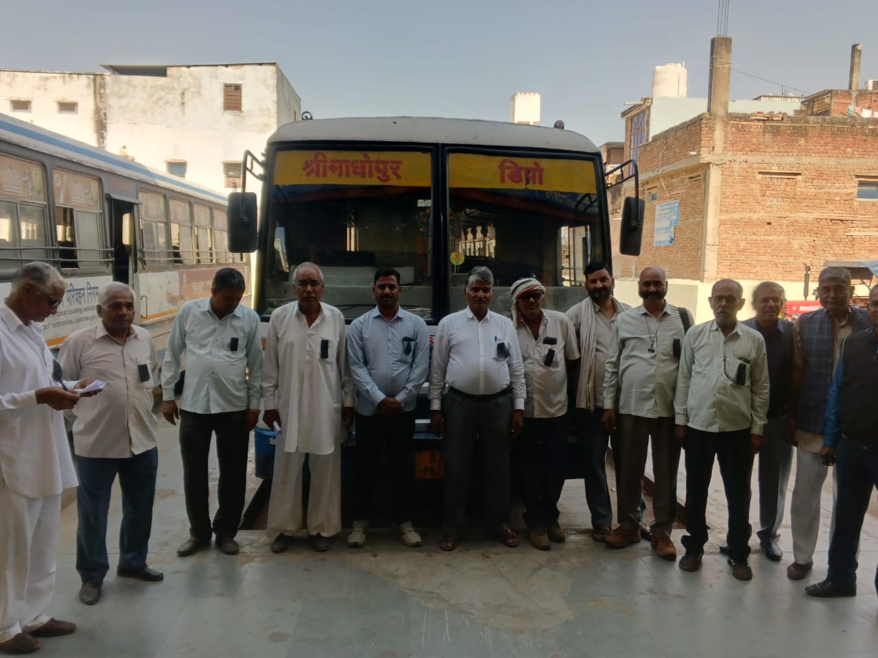 आक्रोशित कार्मिकों एवं अधिकारियों ने किया काली पट्टी बांधकर विरोध - प्रदर्शन