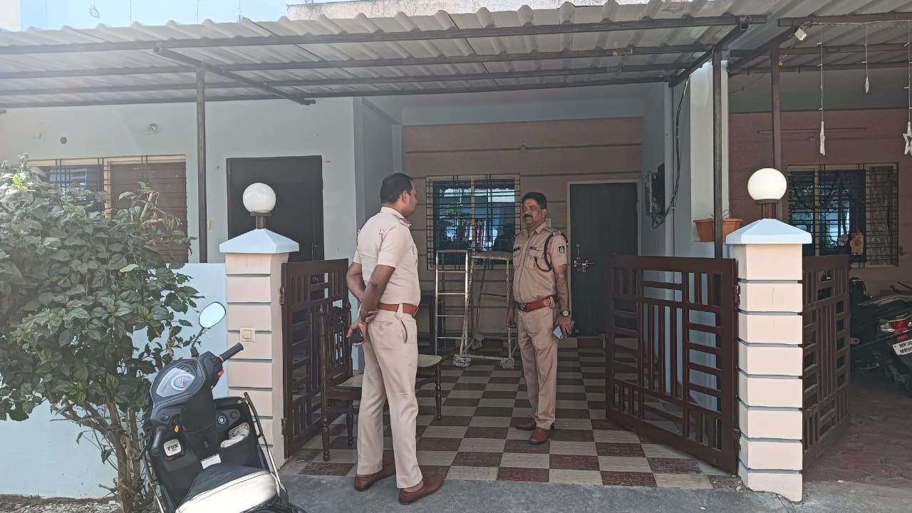 निरीक्षण करती पुलिस