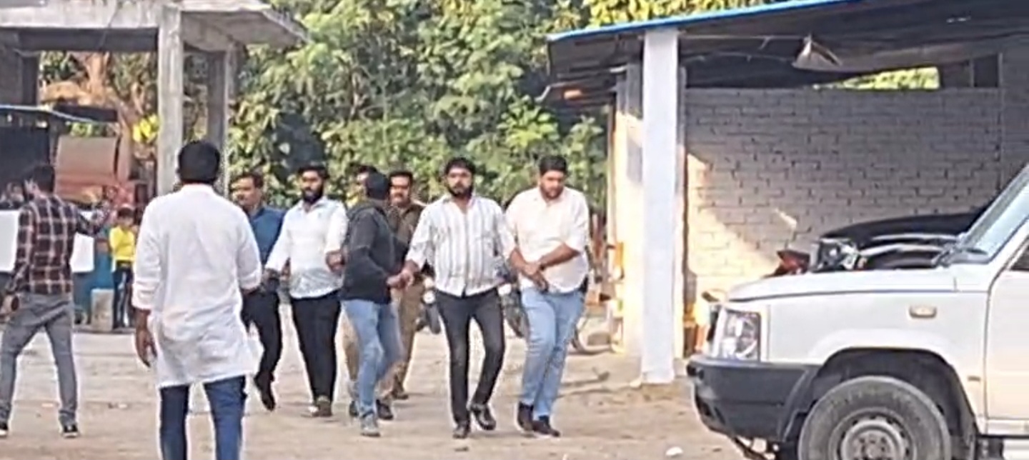 अल्तमश और उसके साथी को गिरफ्तार कर ले जाने की फोटो