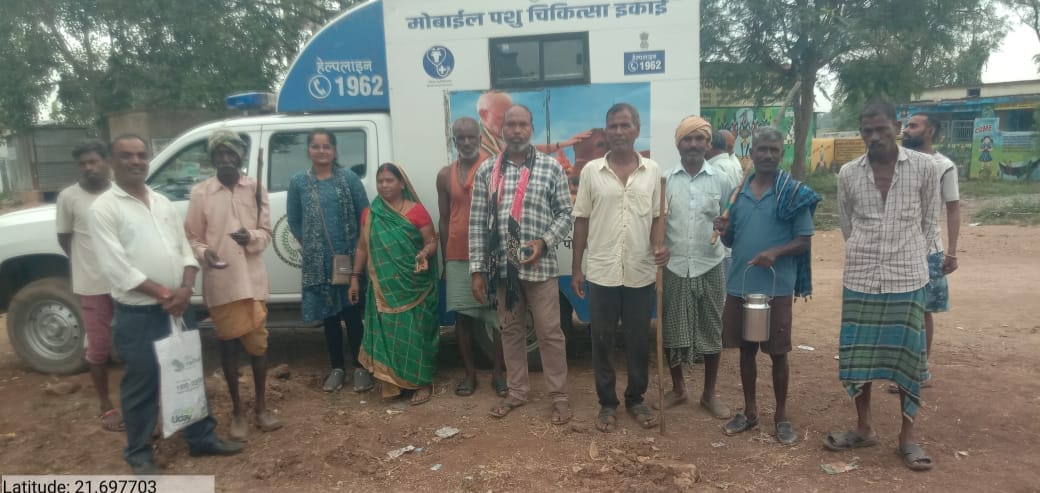 गांव -गांव में  मोबाइल वेटनरी यूनिट से पशुओं का उपचार क‍िया जा रहा है