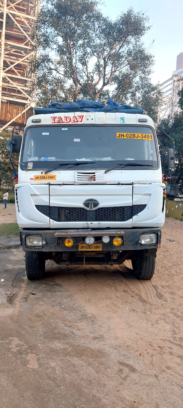 जब्त हाइवा जब्त हाइवा