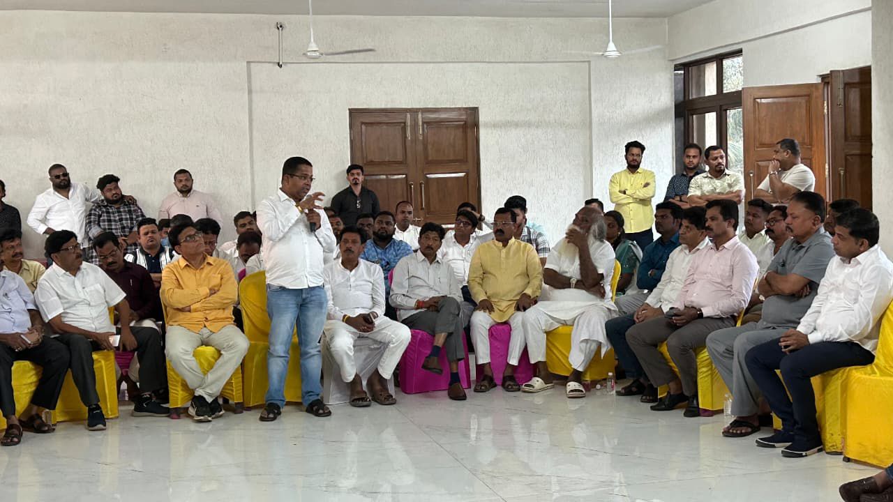 बैठक में मौजूद विपक्षी दलों के नेता।