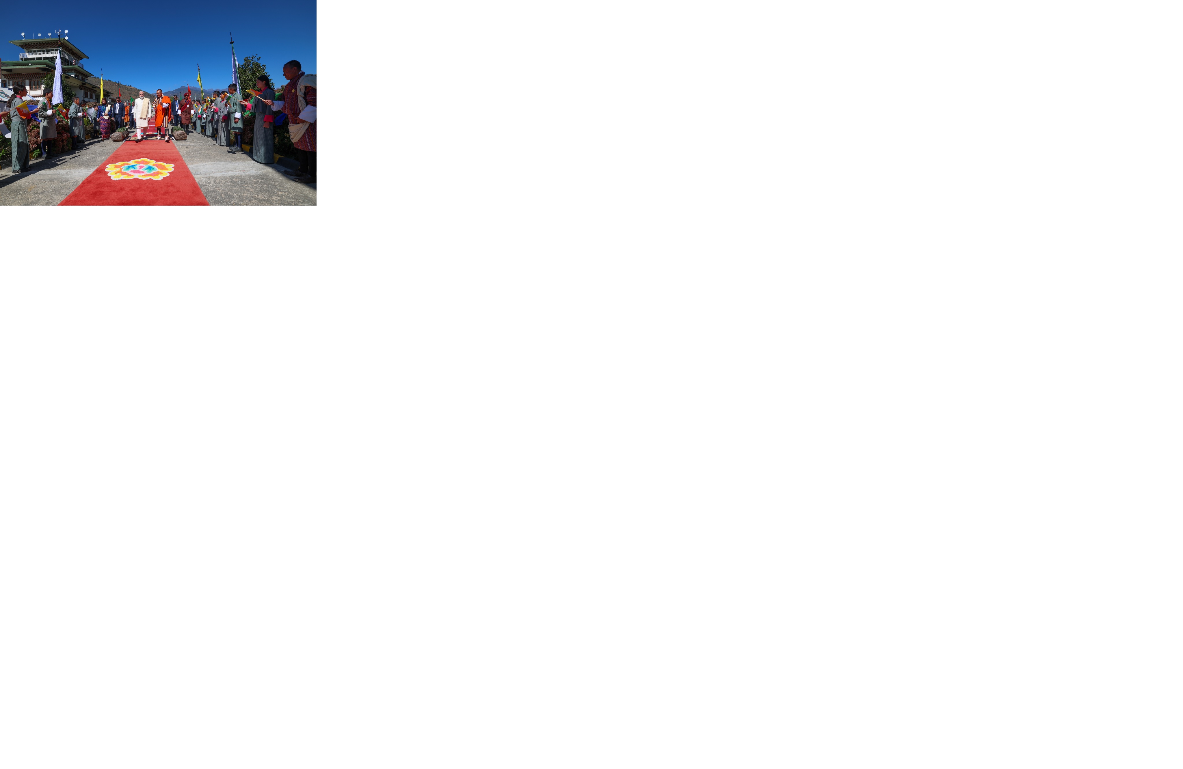 प्रधानमंत्री नरेन्द्र मोदी ने एक्स हैंडल पर थिम्पू पहुंचने पर स्वागत समारोह के फोटो साझा किए हैं।