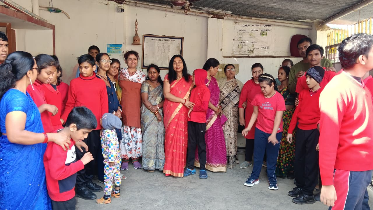 वंदेमातरम कार्यक्रम में जुटे शिक्षक, दिव्यांग बच्चें समेत अन्य वंदेमातरम कार्यक्रम में जुटे शिक्षक, दिव्यांग बच्चें समेत अन्य