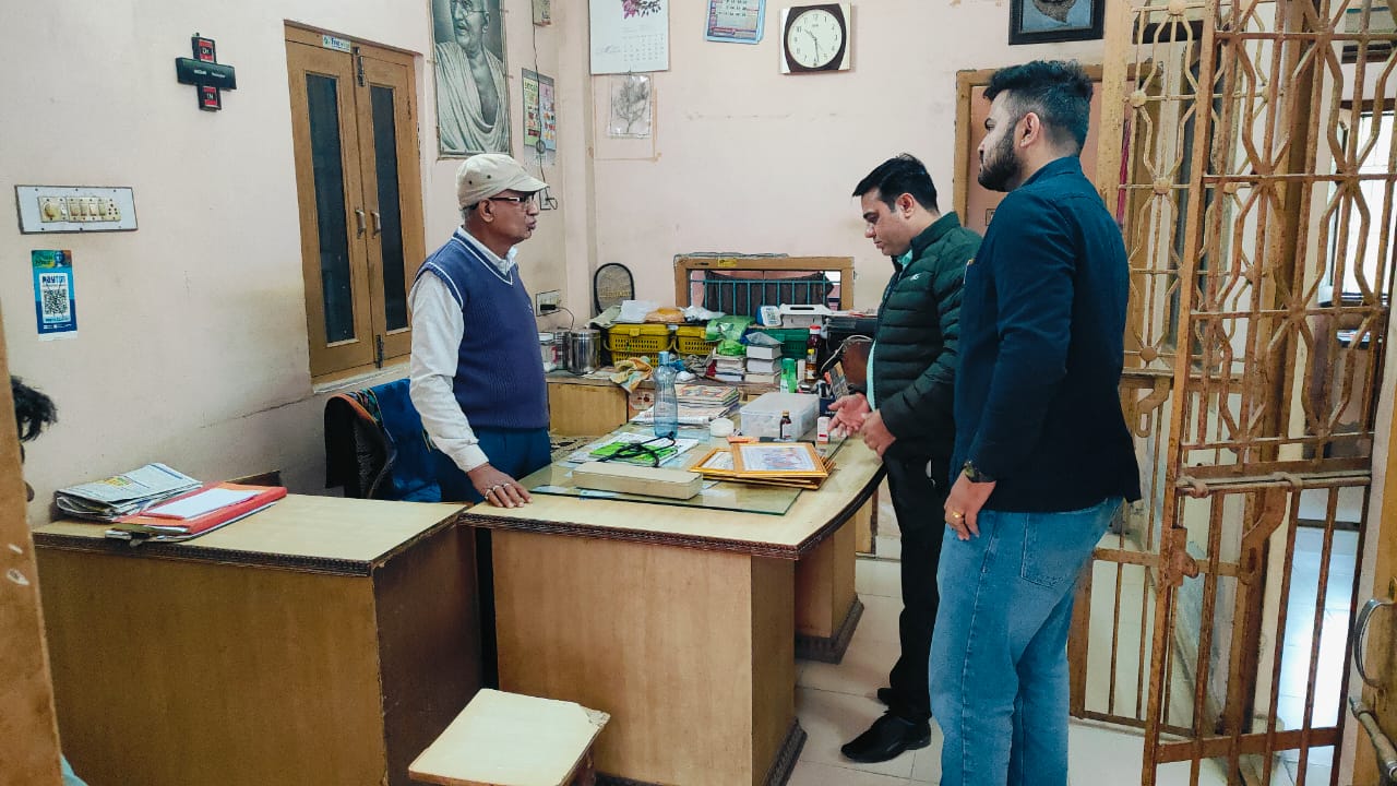 जांच करते हुए जांच करते हुए