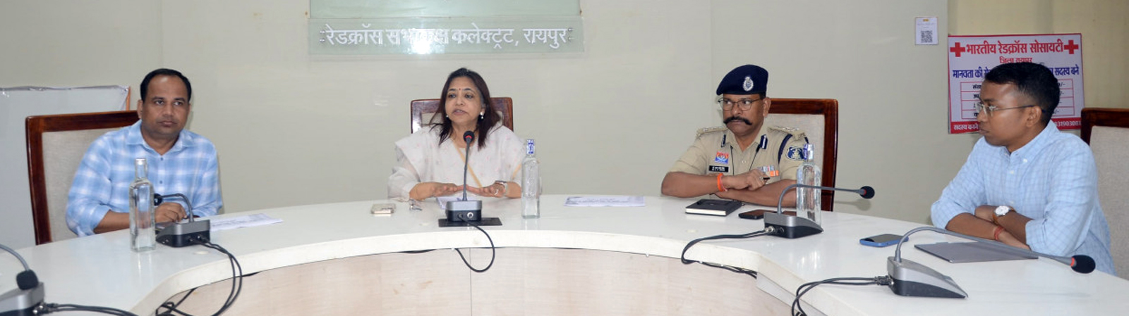 अपर मुख्य सचिव  ऋचा शर्मा  बैठक में धान खरीद की तैयारियों की समीक्षा करते