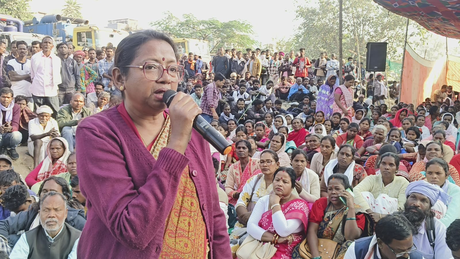 धरना में बोलती गीताश्री उरांव समेत अन्य धरना में बोलती गीताश्री उरांव समेत अन्य