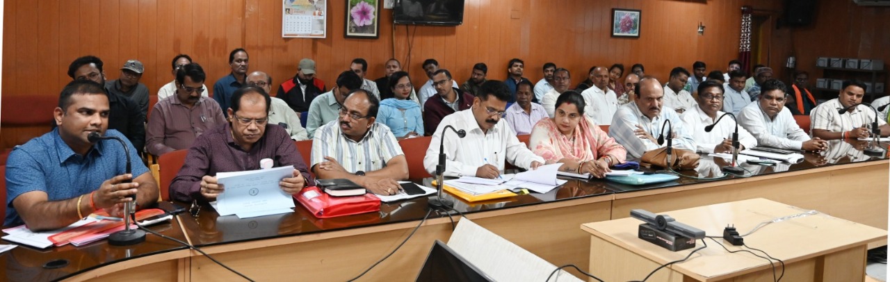 बैठक में उपस्थित अधिकारी