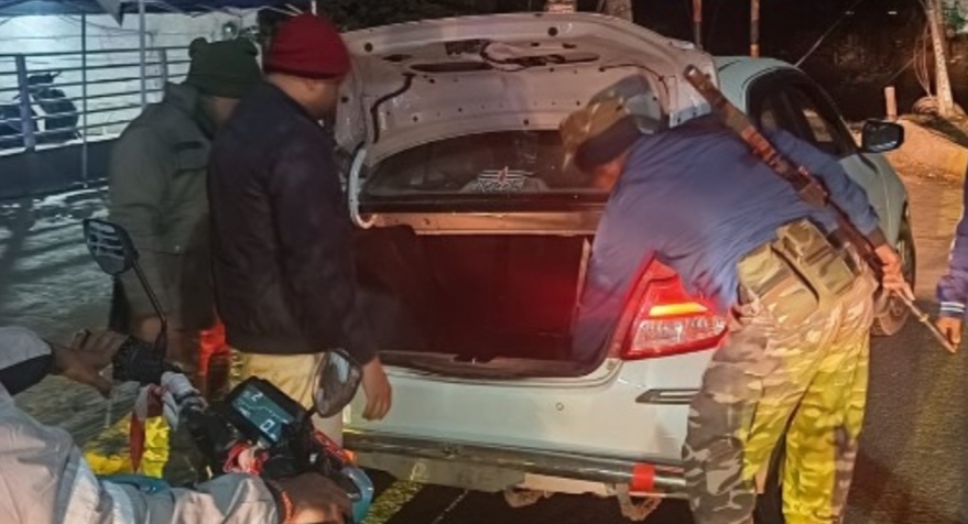 चेकिंग की तस्वीर चेकिंग की तस्वीर