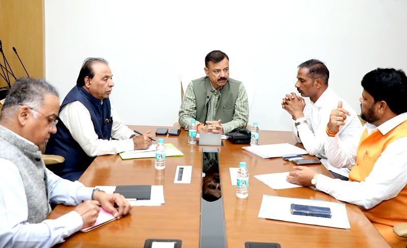 स्कूल शिक्षा मंत्री ने शिक्षक संघ के पदाधिकारियों से की चर्चा